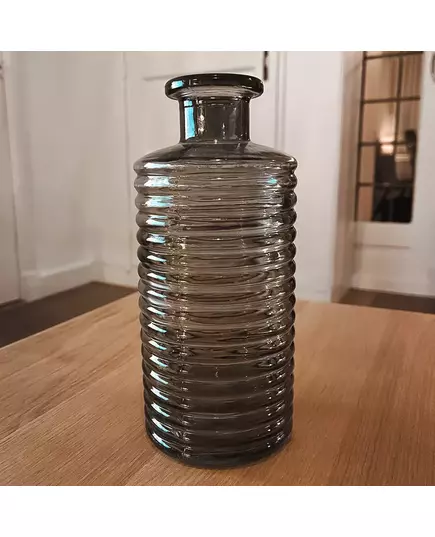geribbelde flesvaas glas grijs in een kamer